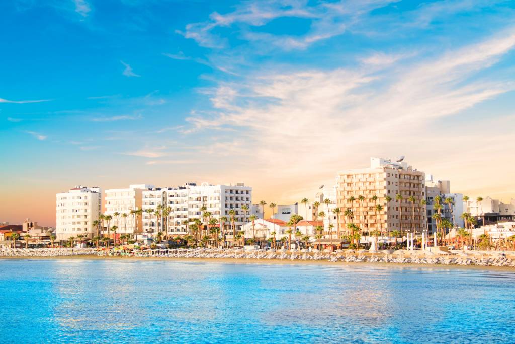 Larnaka in 10 + 1 stops: what to see and what to do in the idyllic city of Zenon